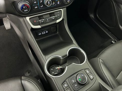 Used 2023 GMC Terrain SLT image 21
