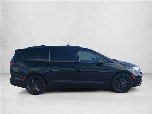 Used 2025 Chrysler Pacifica Limited FWD image 4