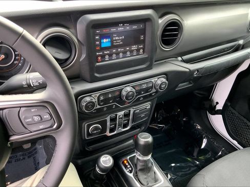 Used 2023 Jeep Gladiator Sport AWD/4WD image 6