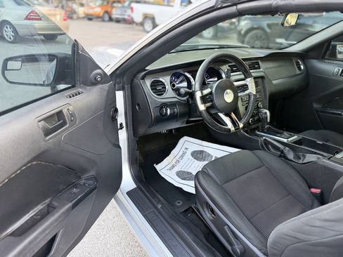 Used 2014 Ford Mustang Convertible RWD image 9