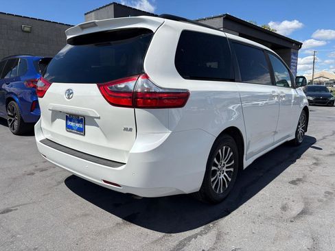 Used 2020 Toyota Sienna XLE w/ XLE Navigation Package FWD image 5