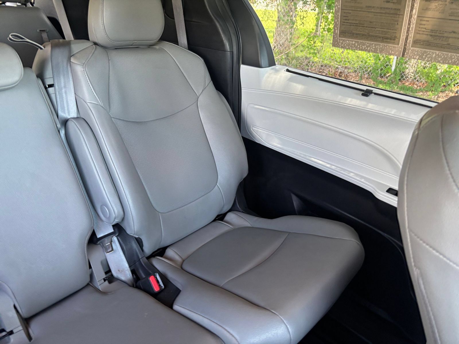 Used 2025 Toyota Sienna XLE FWD image 40