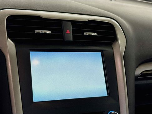Used 2016 Ford Fusion SE w/ Equipment Group 202A FWD image 4