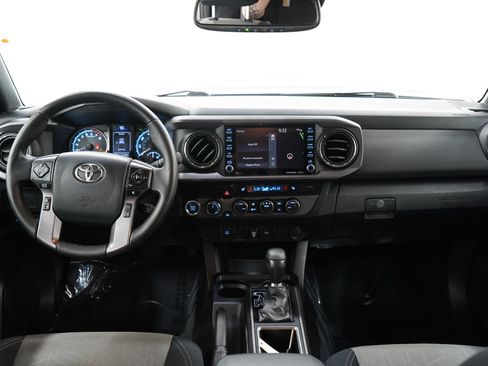 Used 2020 Toyota Tacoma TRD Sport AWD/4WD image 16