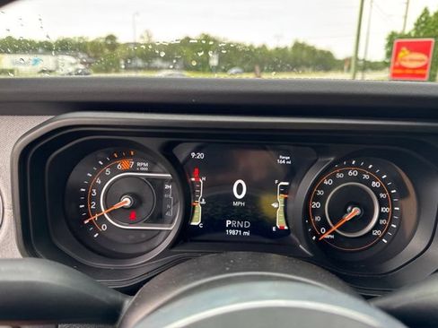Used 2025 Jeep Wrangler Unlimited Sahara AWD/4WD image 27