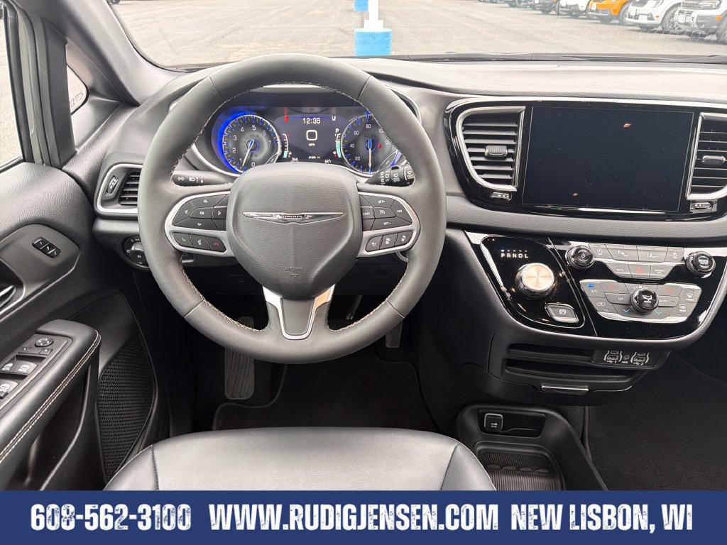 Used 2025 Chrysler Pacifica Select FWD image 13