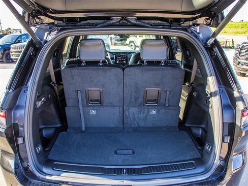 Used 2025 Jeep Grand Cherokee L Altitude image 10