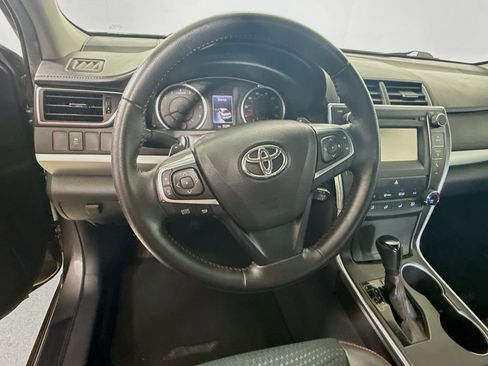Used 2015 Toyota Camry SE FWD image 12