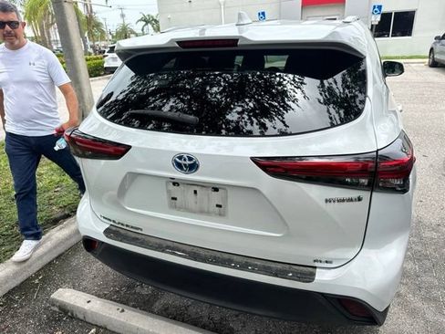 Used 2022 Toyota Highlander XLE AWD/4WD image 11
