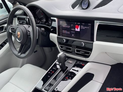 Used 2025 Porsche Macan image 11