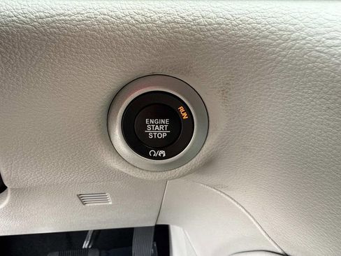 Used 2023 Chrysler Pacifica Limited image 33