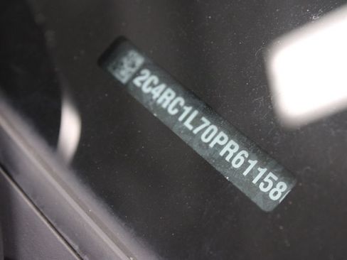 Used 2023 Chrysler Pacifica Touring-L FWD image 32