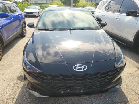 Used 2023 Hyundai Elantra SEL w/ Convenience Package FWD image 2