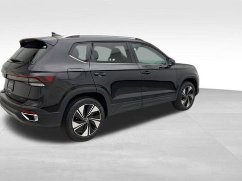 Certified 2025 Volkswagen Taos SE image 2