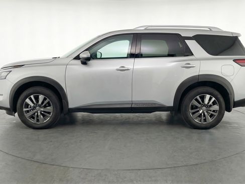 Used 2025 Nissan Pathfinder SV image 5