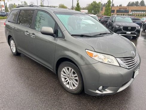 Used 2011 Toyota Sienna XLE w/ Premium Pkg FWD image 4