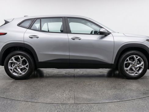 Used 2025 Chevrolet Trax LT w/ LT Convenience Package FWD image 11