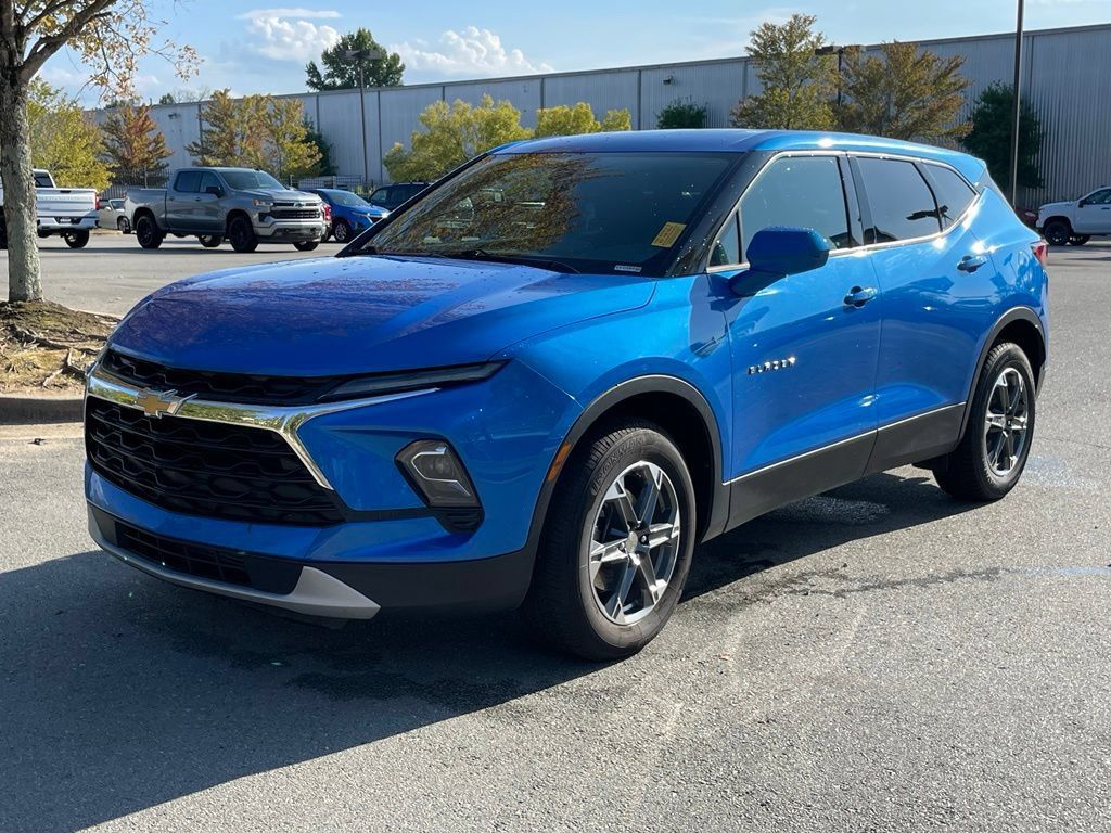 Used 2025 Chevrolet Blazer LT AWD/4WD image 3