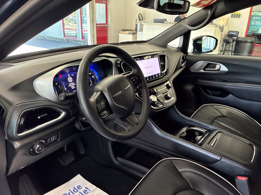 Certified 2025 Chrysler Pacifica Limited FWD image 15