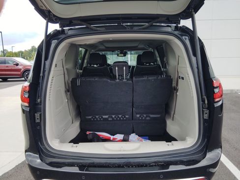 Used 2022 Chrysler Pacifica Limited w/ Uconnect Theater Family Group AWD/4WD image 7