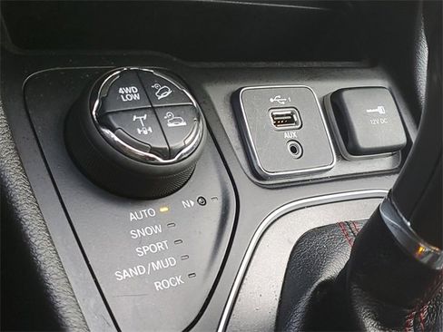 Used 2021 Jeep Cherokee Trailhawk w/ Comfort & Convenience Group image 30