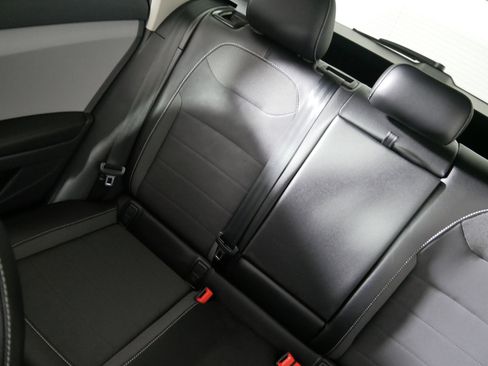 Certified 2022 Volkswagen Taos SE w/ Panoramic Sunroof Package image 12