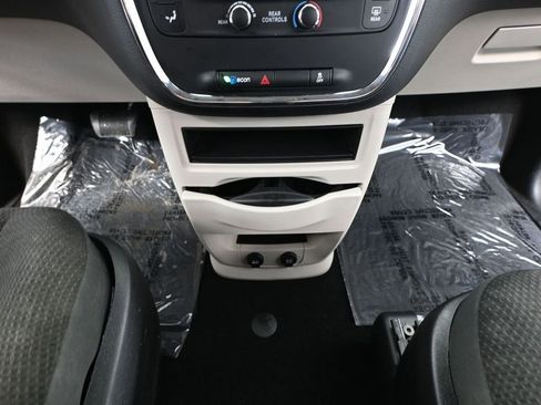 Used 2019 Dodge Grand Caravan SE w/ UConnect Hands-Free Group image 27