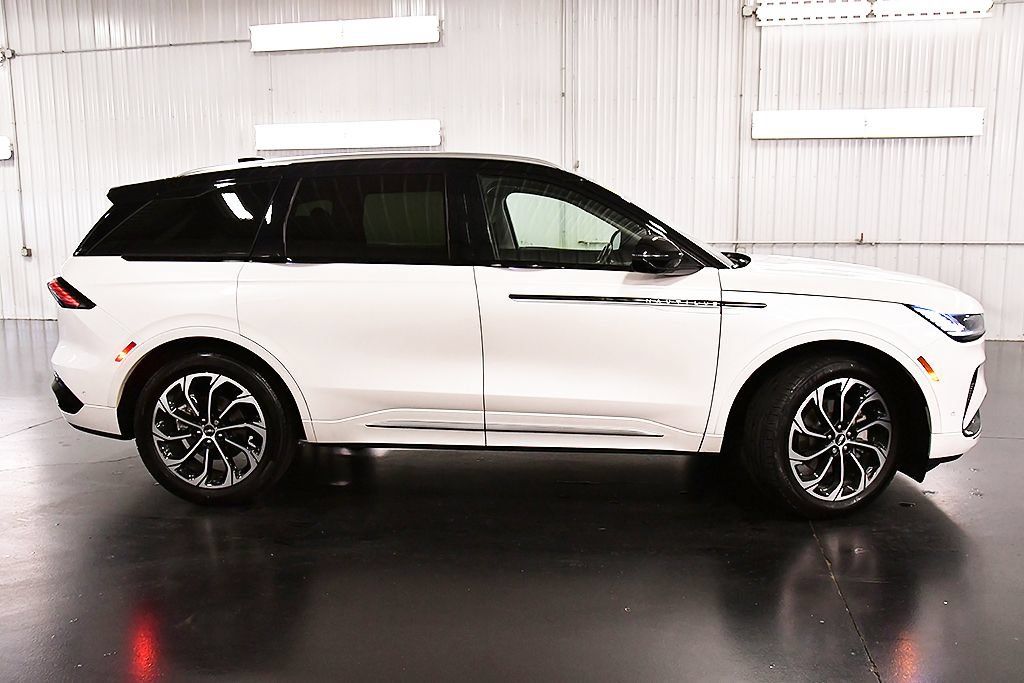 Used 2024 Lincoln Nautilus Reserve w/ Equipment Group 202A AWD/4WD image 9