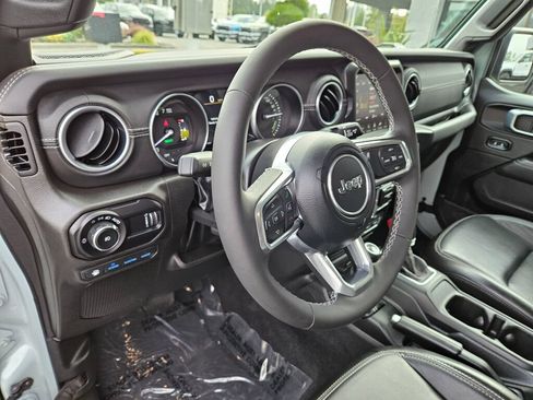 Used 2023 Jeep Wrangler Unlimited Sahara w/ Cold Weather Group AWD/4WD image 20