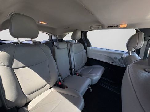 Used 2025 Toyota Sienna XLE FWD image 30