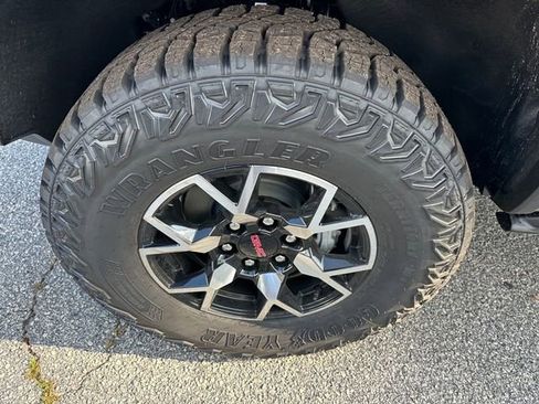 New 2025 GMC Canyon AT4 w/ AT4X Package image 15