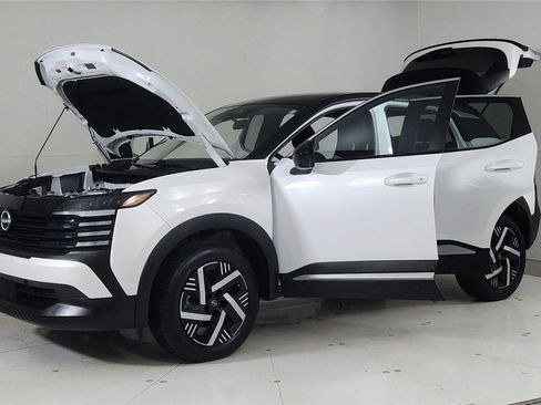 Used 2025 Nissan Kicks SV image 11