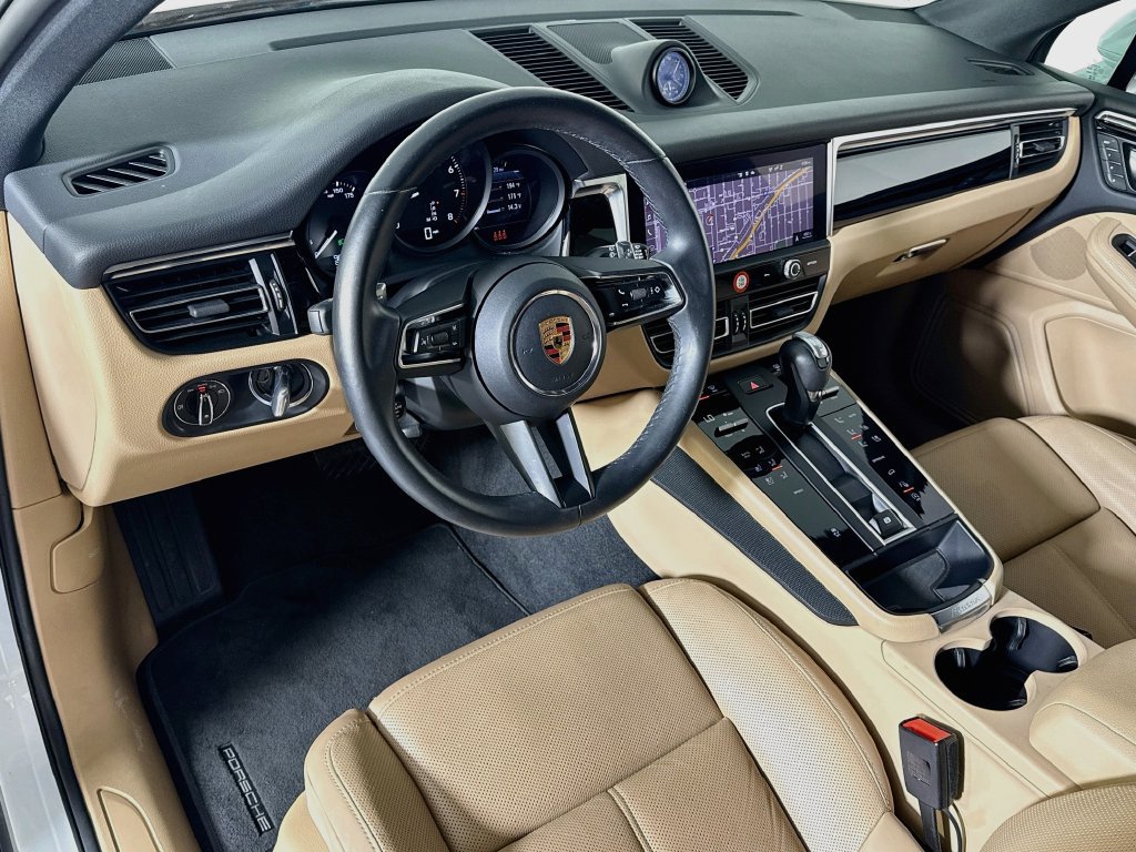 Certified 2023 Porsche Macan AWD/4WD image 4