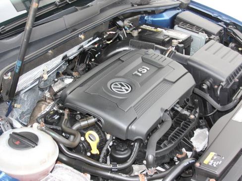 Used 2015 Volkswagen Golf S image 16