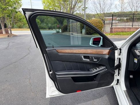 Used 2014 Mercedes-Benz E 350 Sedan image 24