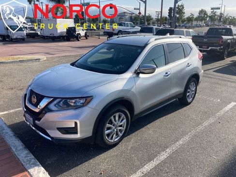 Used 2019 Nissan Rogue SV image 2