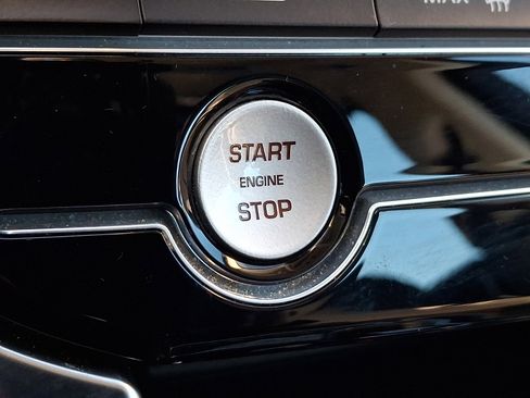 Used 2020 Jaguar XF Premium image 24