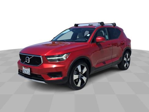 Used 2019 Volvo XC40 T4 Momentum FWD image 1