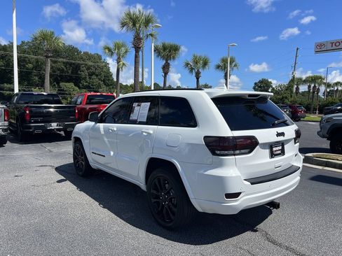 Used 2018 Jeep Grand Cherokee Altitude RWD image 8
