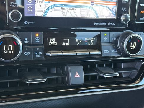 Used 2020 Toyota Highlander XLE AWD/4WD image 23