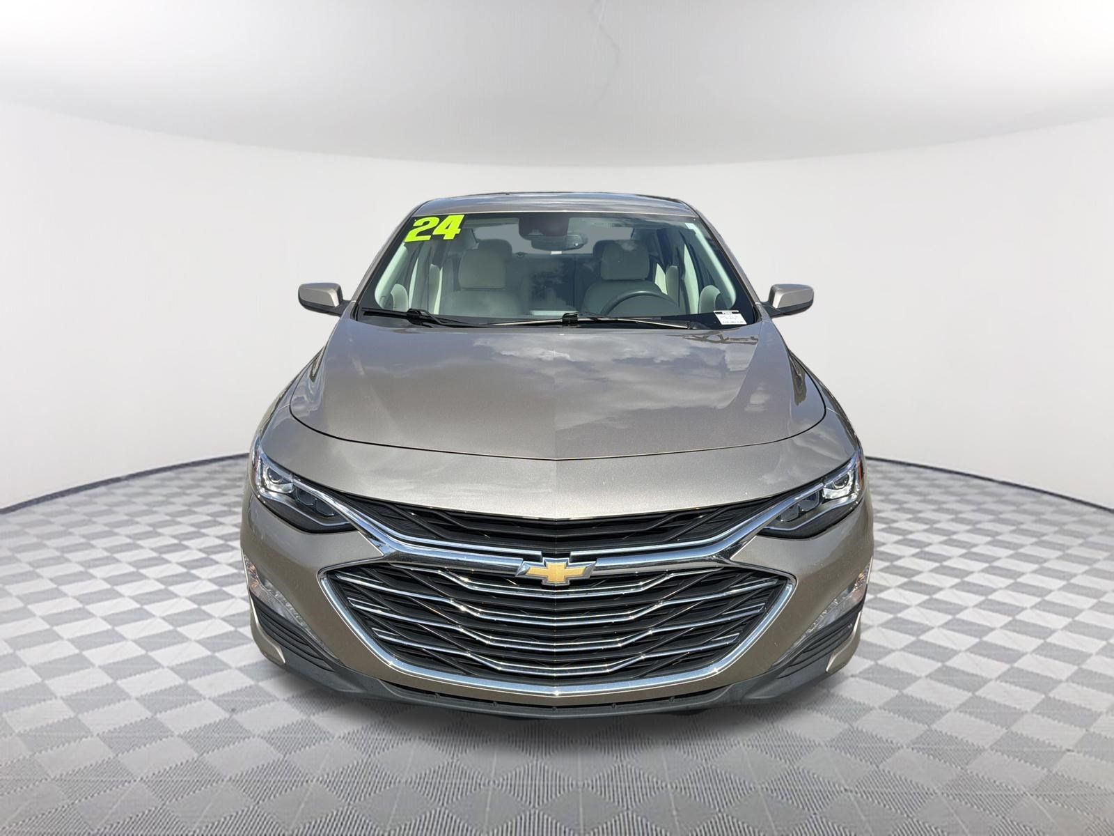 Used 2025 Chevrolet Equinox LT AWD/4WD image 2
