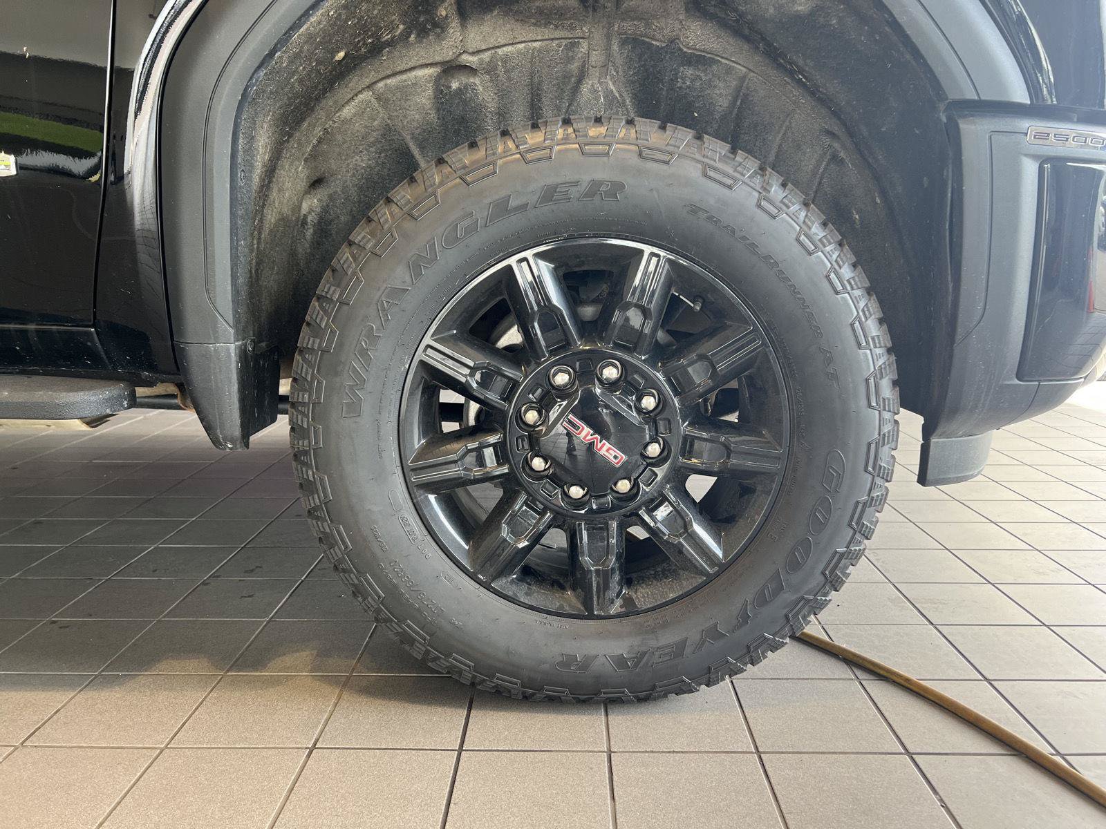Used 2025 GMC Sierra 2500 AT4 w/ AT4 Premium Plus Package AWD/4WD image 10