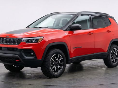 Used 2025 Jeep Compass Trailhawk AWD/4WD image 3