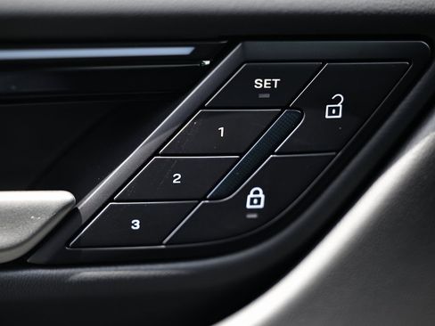 New 2025 Porsche Macan Electric image 18