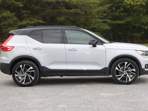 Used 2021 Volvo XC40 T5 R-Design w/ Advanced Package image 2