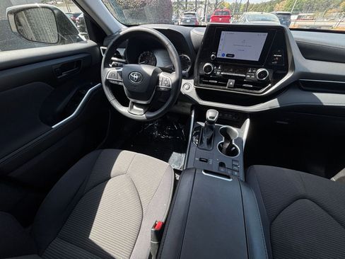 Used 2025 Toyota Highlander LE FWD image 35