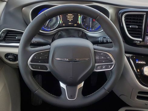 Used 2024 Chrysler Pacifica Touring-L image 33