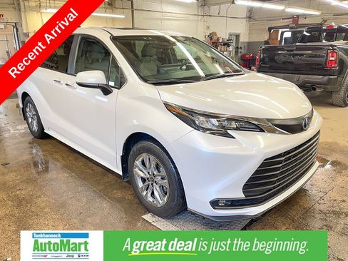 Used 2025 Toyota Sienna XLE w/ XLE Plus Package image 1