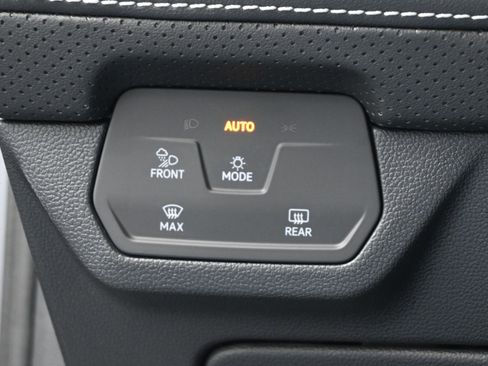 Used 2024 Volkswagen Atlas Cross Sport SE FWD image 23