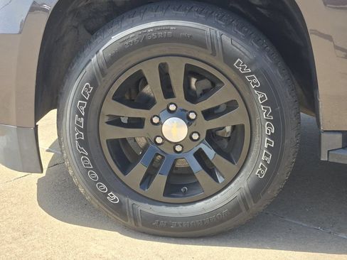 Used 2018 Chevrolet Suburban LT RWD image 27